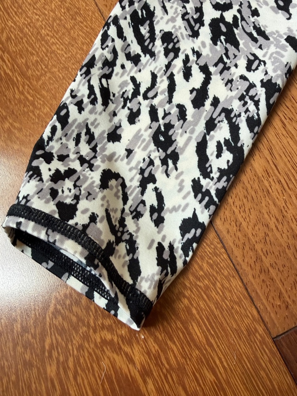 Long Sleeve Leopard Print Spandex Crop Top - Picture 4 of 6